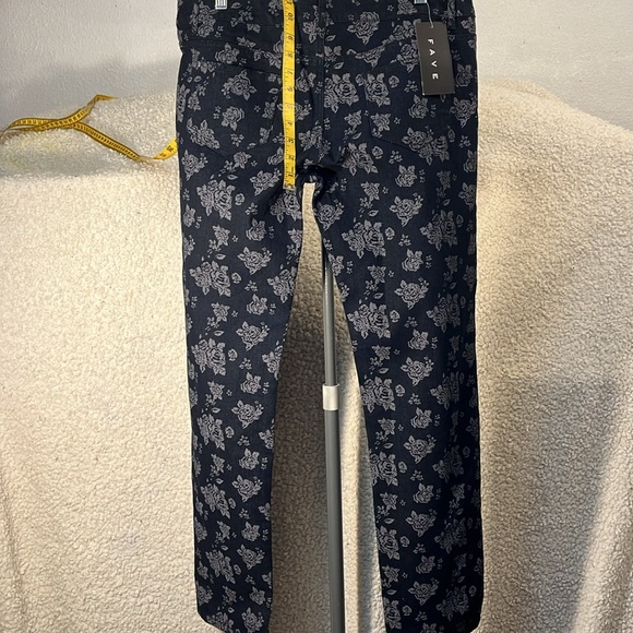 FAVE Women’s Roses 🌹 Pattern Jeans - Picture 8 of 8